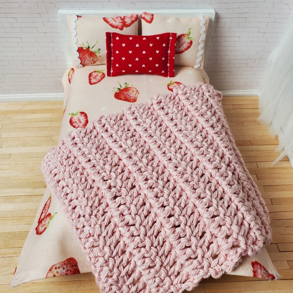 Pink Knit Throw Blanket 1:12 Scale Miniature Dollhouse